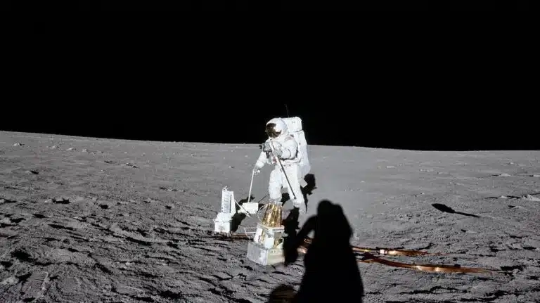 Cientistas querem procurar na Lua possíveis restos de antigas civilizações alienígenas